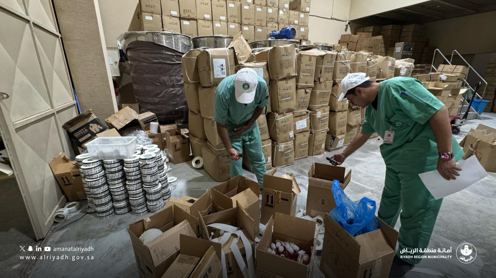 أمانة الرياض تضبط مستودعًا مخالفًا لتصنيع مكونات السجائر الإلكترونية