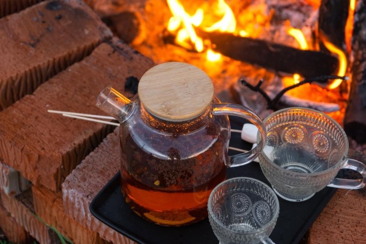 مختص يكشف المبالغ التي يكسبها بائعي شاي الجمر في السعودية