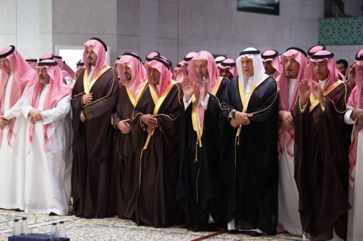 مقرن بن عبدالعزيز ونائب أمير مكة يؤديان الصلاة على عبطا بنت عبدالعزيز