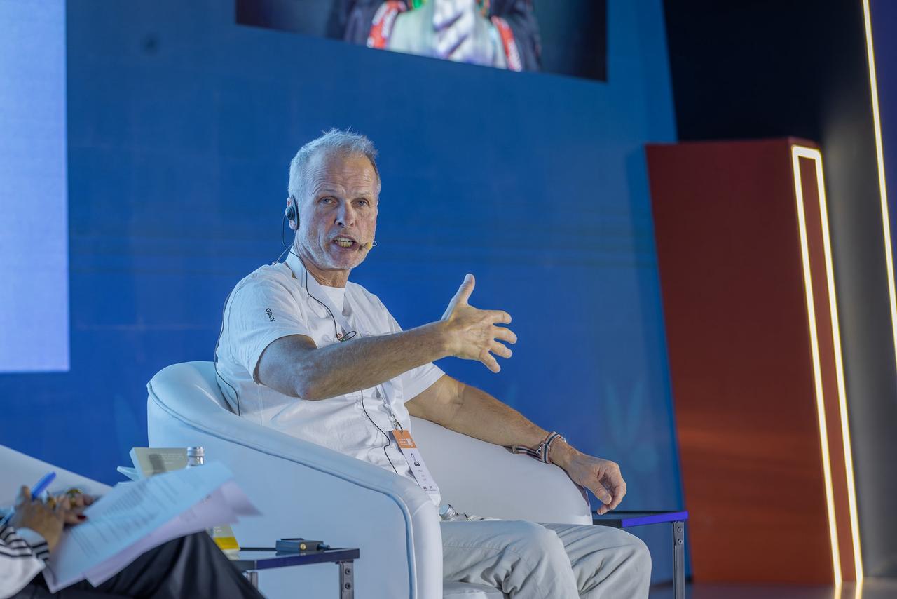 كاتب نرويجي يشيد بتجربة المشي في الرياض