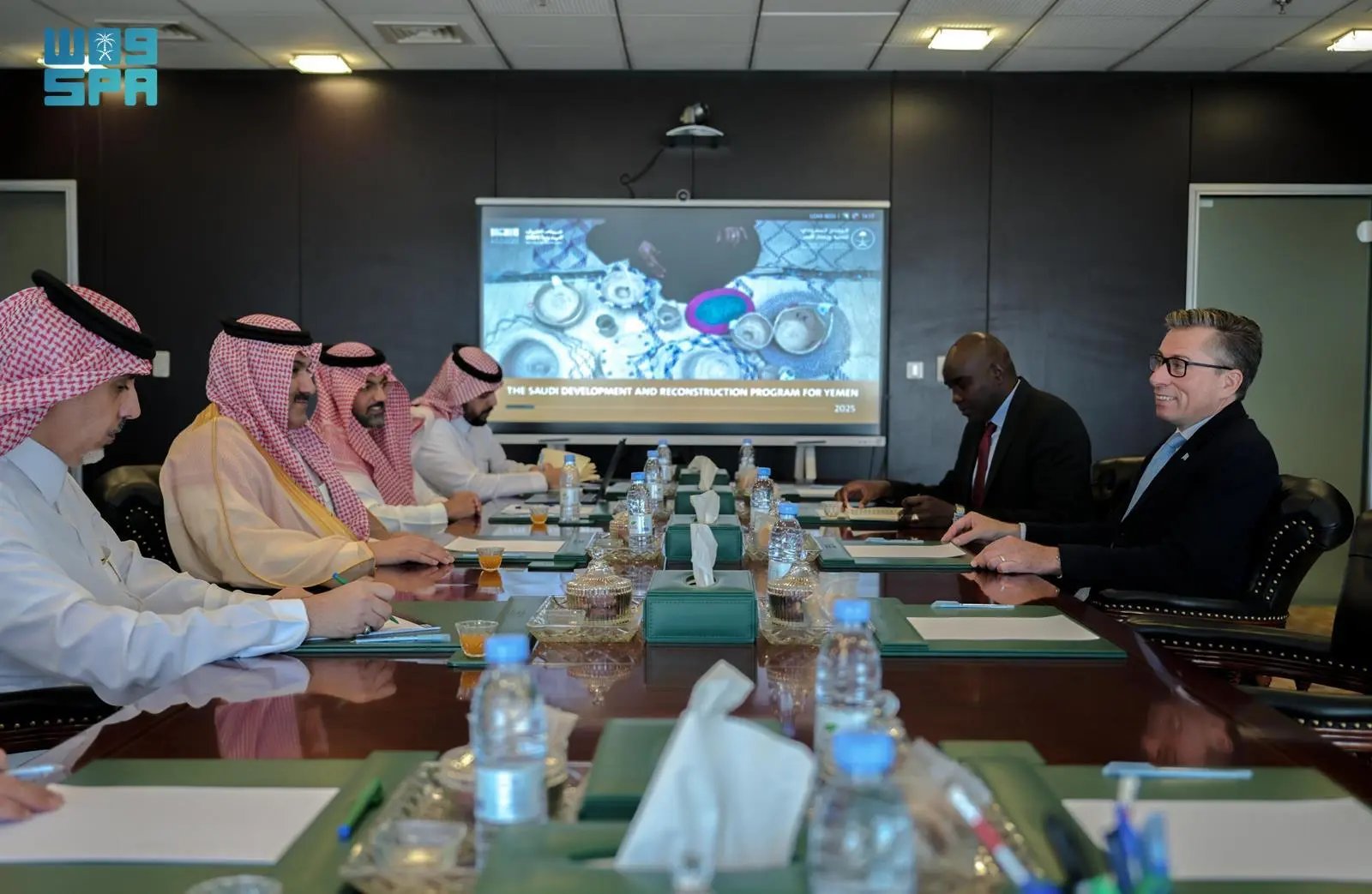 السفير آل جابر يلتقي وكيل الأمين العام للأمم المتحدة للشؤون الإنسانية.