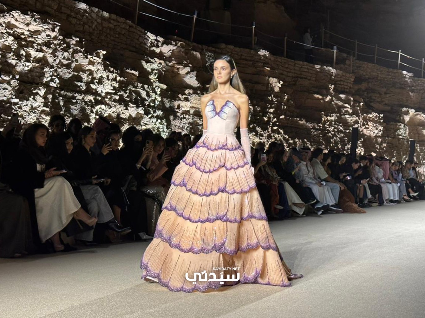 اليوم الثاني من أسبوع الأزياء في الرياض.. قصات انسيابية مرحة ودعوة للحياة