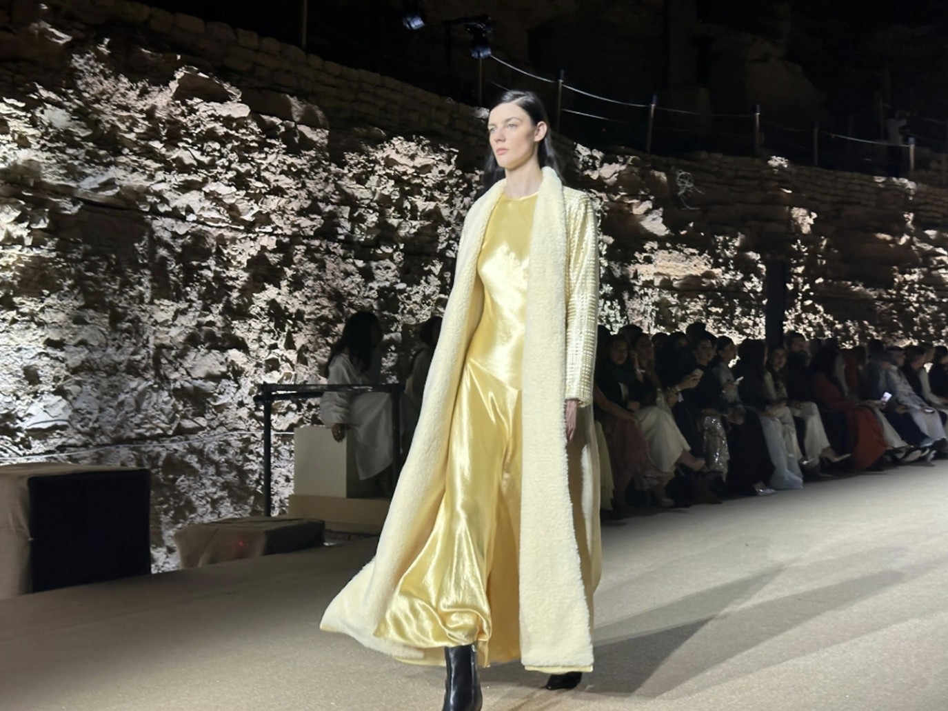 ألوان الصحراء والطبيعة السعودية تطبع عروض أسبوع الأزياء في الرياض 2025