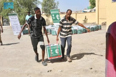 مركز الملك سلمان للإغاثة يوزّع (515) سلة غذائية في محلية بورتسودان