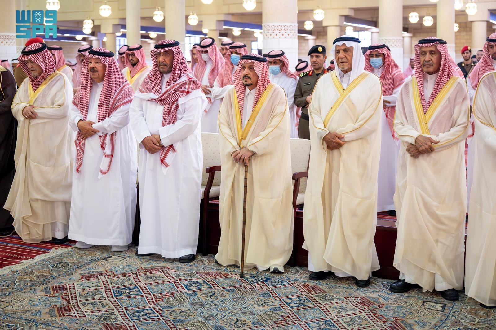 أمير الرياض يؤدي صلاة الميت على نوف بنت سعود بن عبدالعزيز آل سعود