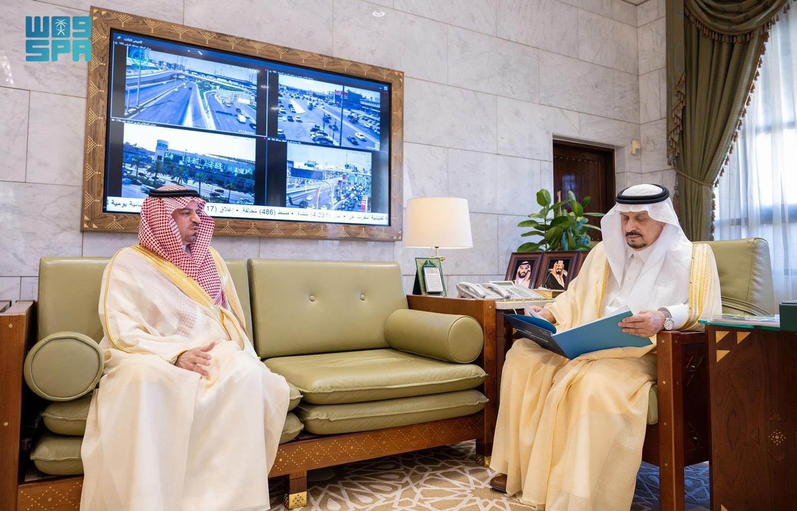 أمير الرياض يستقبل مدير عام التعليم بالمنطقة