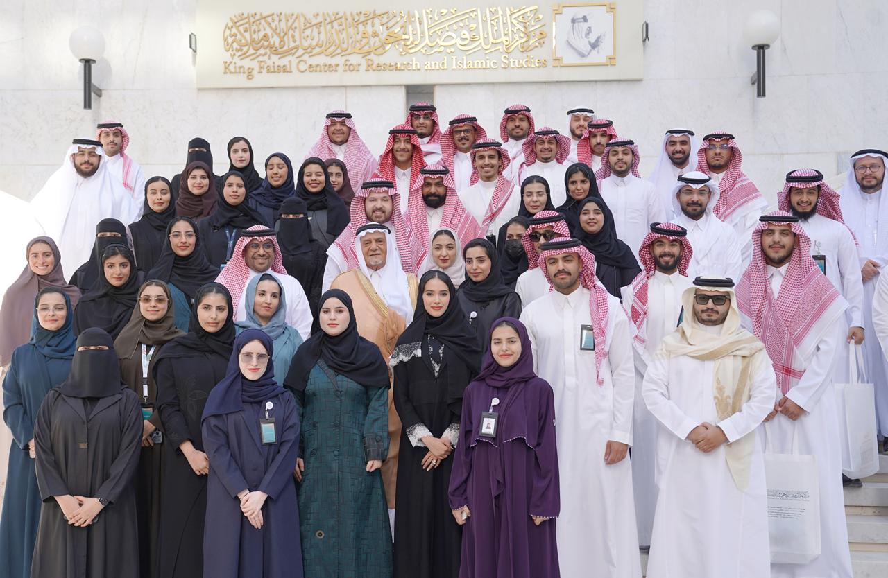 الأمير تركي الفيصل يلتقي متدربي "سلام للتواصل الحضاري" ويؤكد أهمية الوعي بالهوية والانفتاح الثقافي