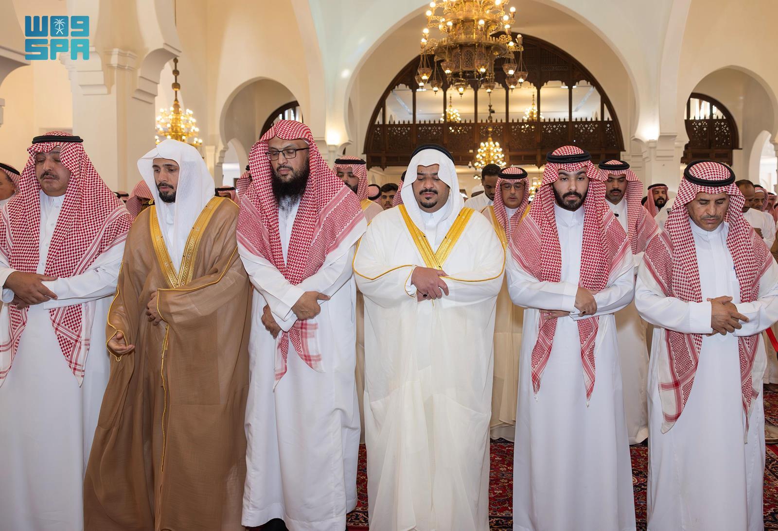 نائب أمير الرياض يؤدي صلاة الميت على والدة الشيخين الشبانات والخثلان