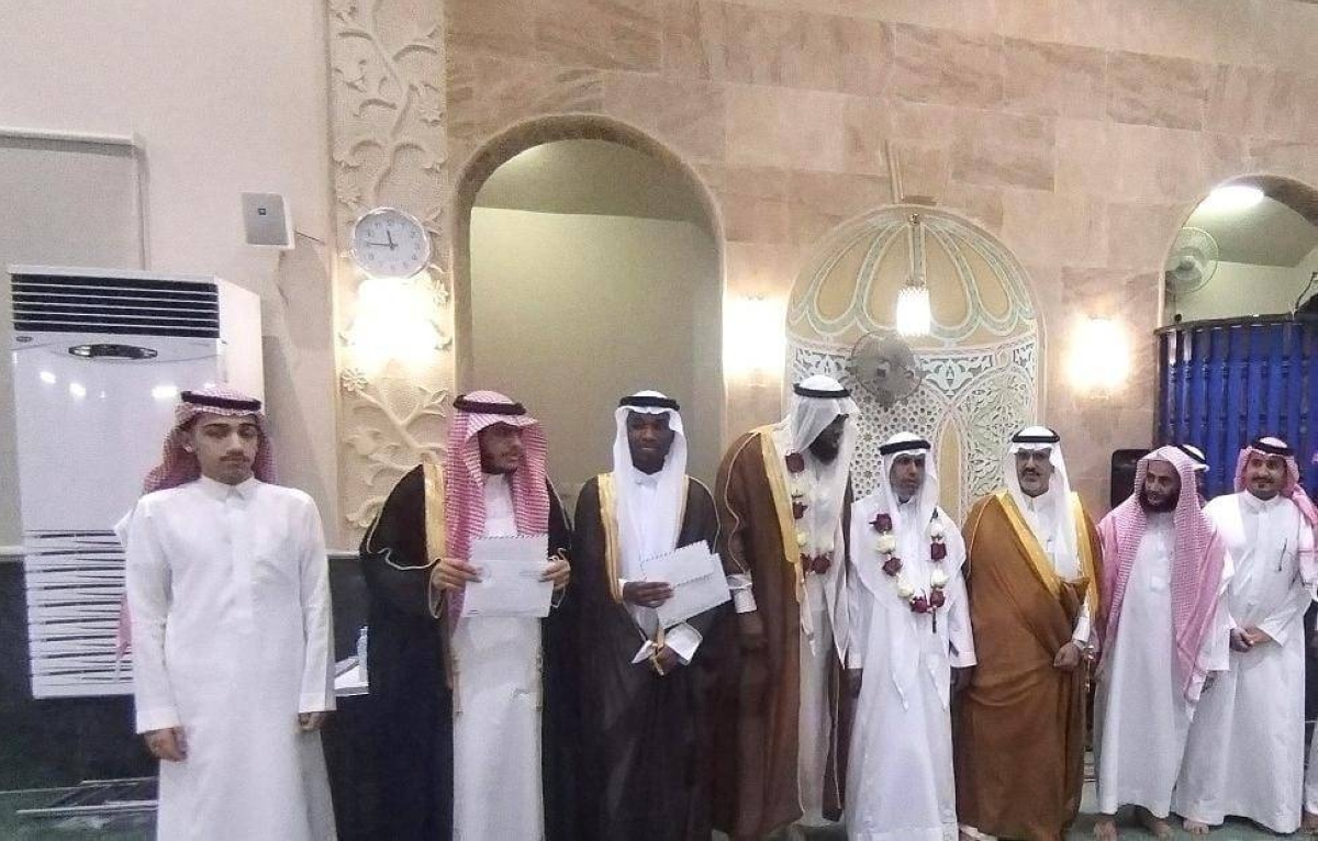 السبيعي مع المكرمين في الحفل.