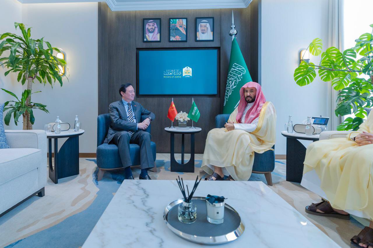 وزير العدل يستقبل سفير الصين لدى المملكة لبحث تعزيز التعاون في المجالات العدلية والقانونية