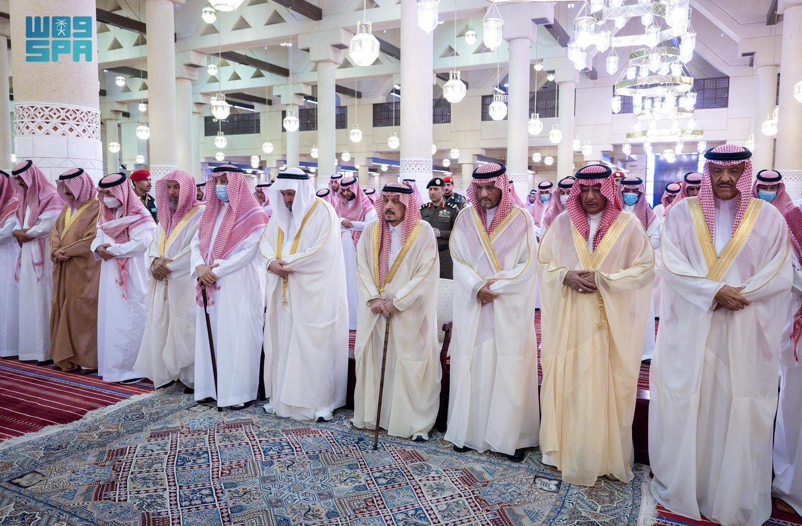 أمير الرياض يؤدي صلاة الميت على خالد بن محمد بن تركي آل سعود