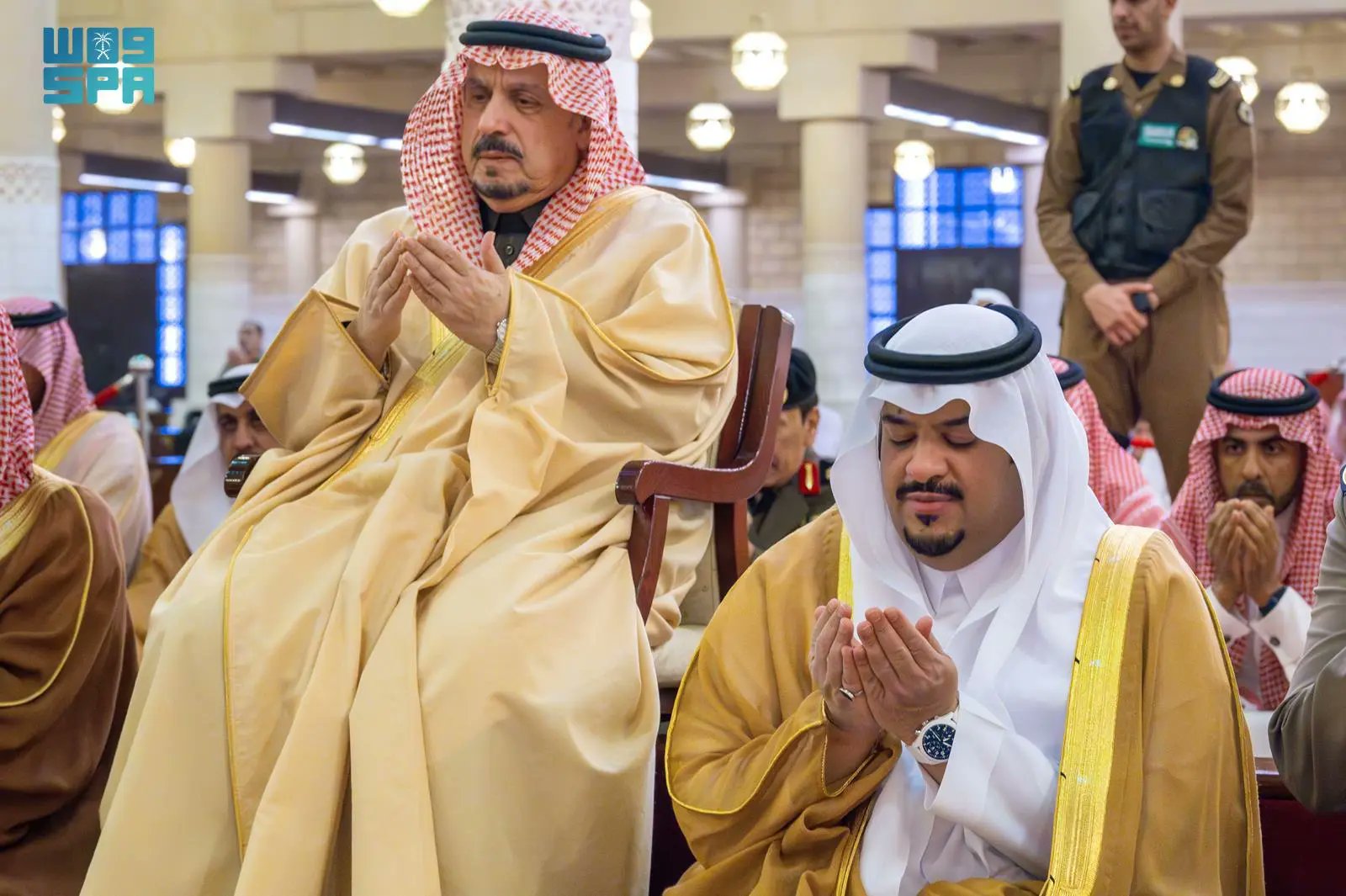 أمير الرياض ونائبه يؤديان صلاة الاستسقاء في جامع الإمام تركي بن عبدالله