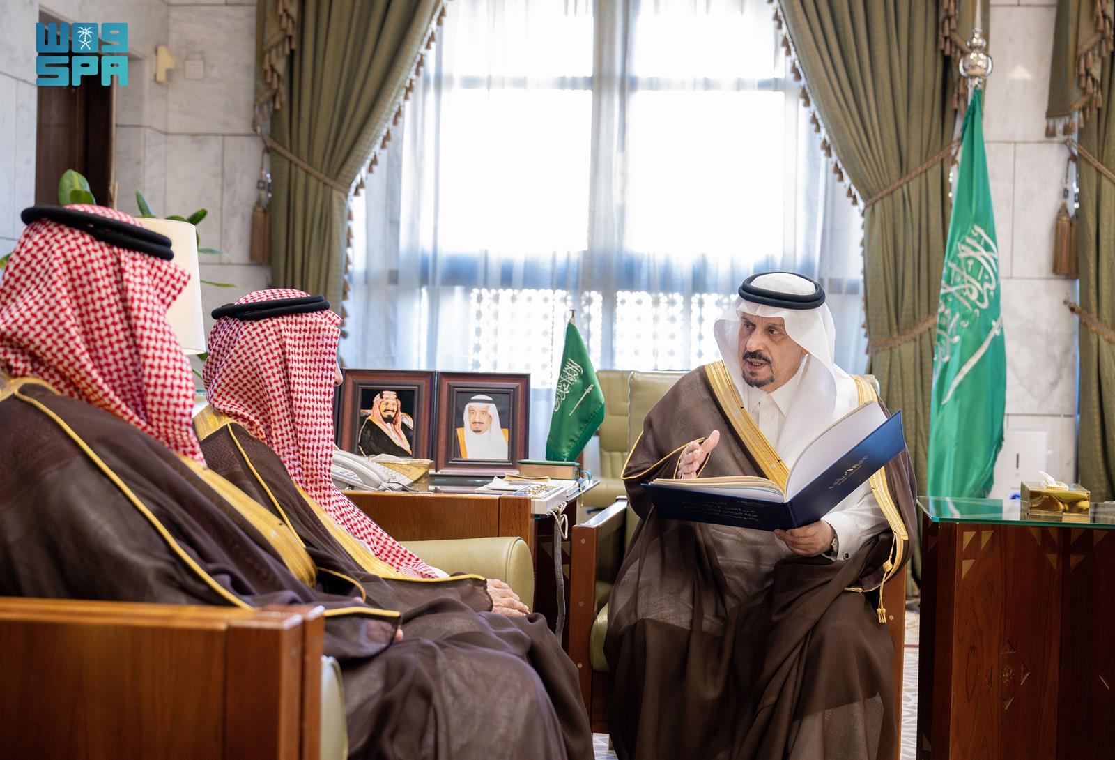 أمير منطقة الرياض يطَّلع على التقرير السنوي لأعمال الغرفة التجارية بالرياض
