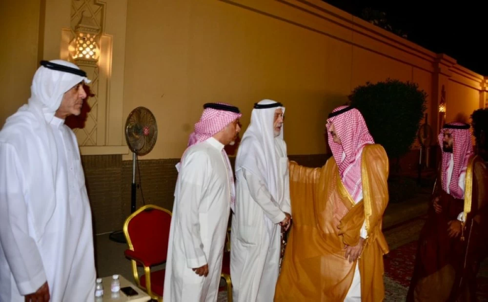 الأمير مشعل بن ماجد مقدماً واجب العزاء. (تصوير: عبدالسلام السلمي)