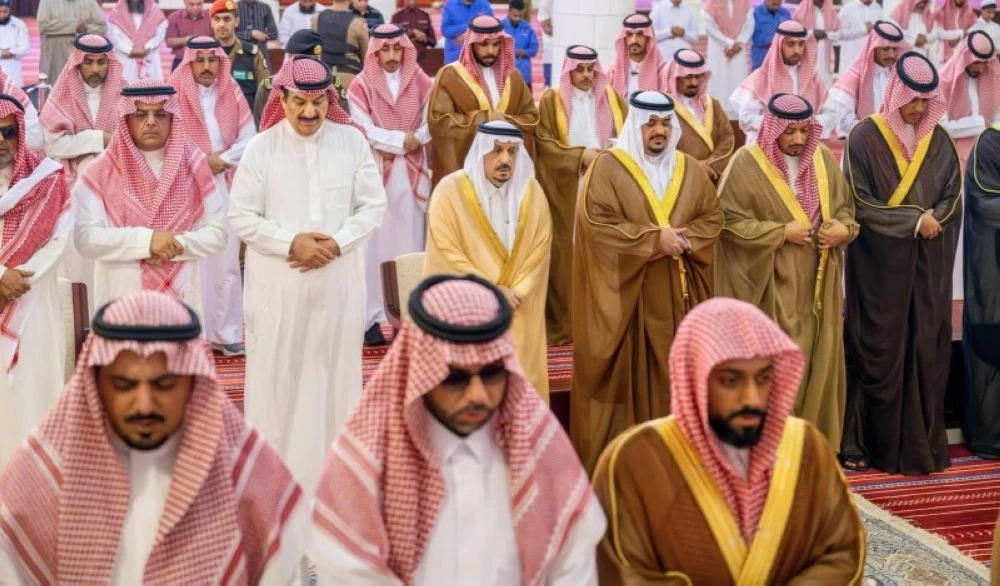أمير الرياض يؤدّي صلاة الميت على والدة مها بنت محمد