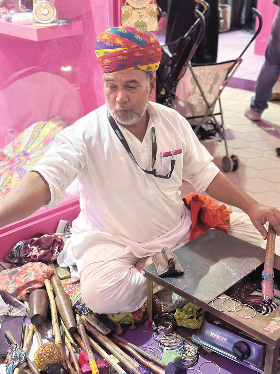 «الأساور الهندية».. تشكيل ونقوش