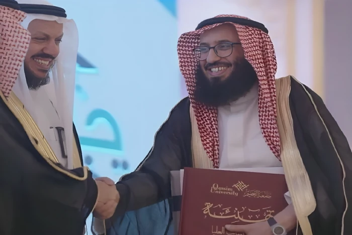 بالفيديو: تخريج أول دفعة ماجستير من نزلاء سجن الطرفية ببريدة