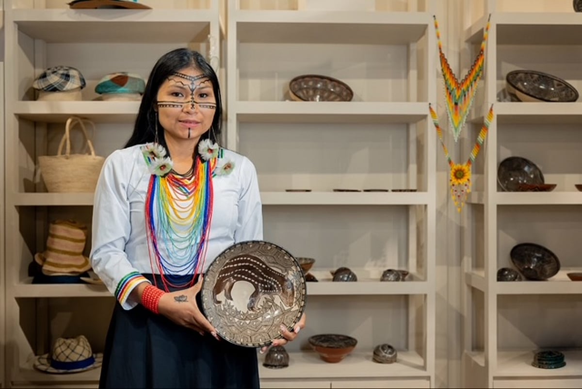 تراث الأمازون يسطع في “بنان”.. شابة إكوادورية تُجسّد الحكاية بالطين والنار