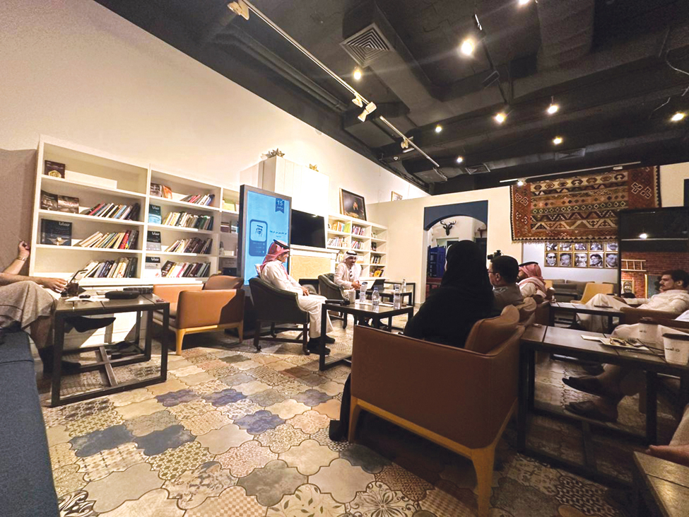 تركي المعيني يقرأ «غرناطته» شعراً في مقهى أدب