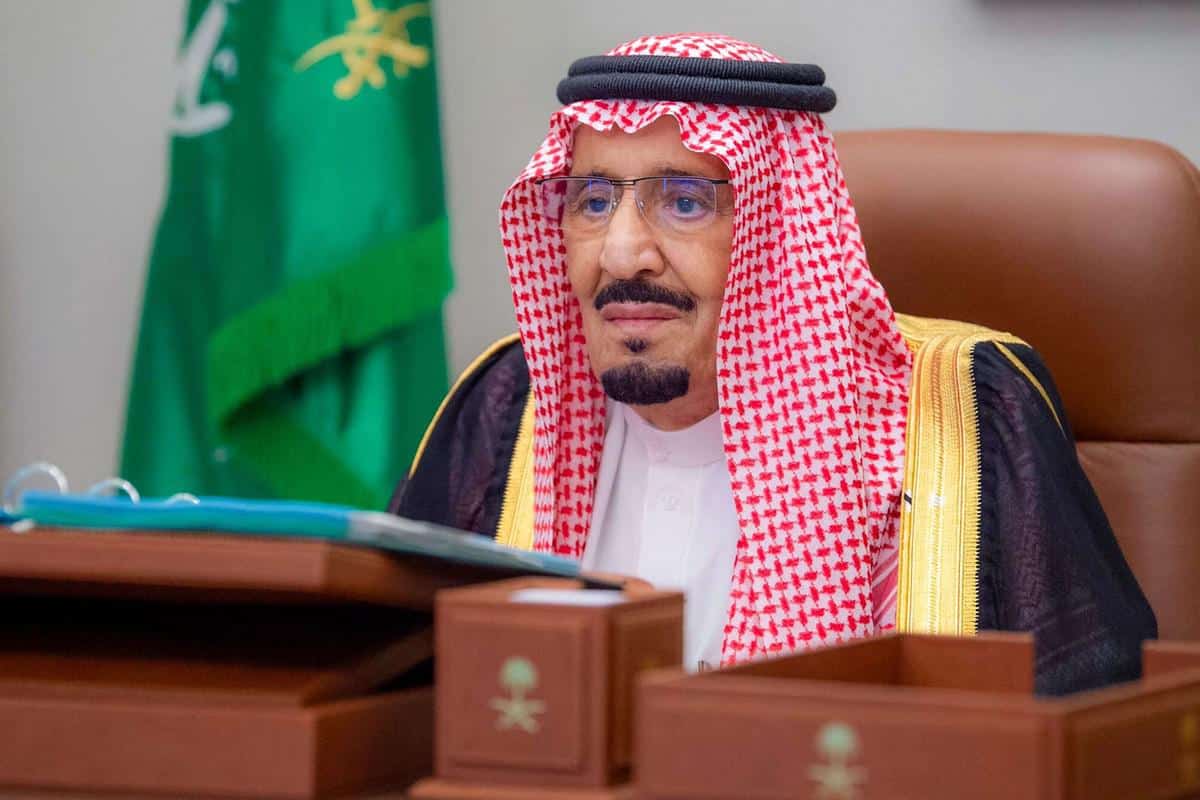 صرف راتبين للموظفين بالقطاعين قبل نهاية العام يومي الخميس والأحد وحقيقة موافقة العاهل السعودي على الزيادة 40% بداية 2026