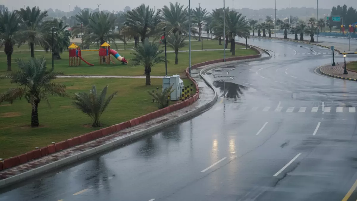 عاجل: "الجدار المطري العملاق" يقترب من 12 منطقة سعودية خلال 72 ساعة - 25 مليون مواطن في حالة استنفار!