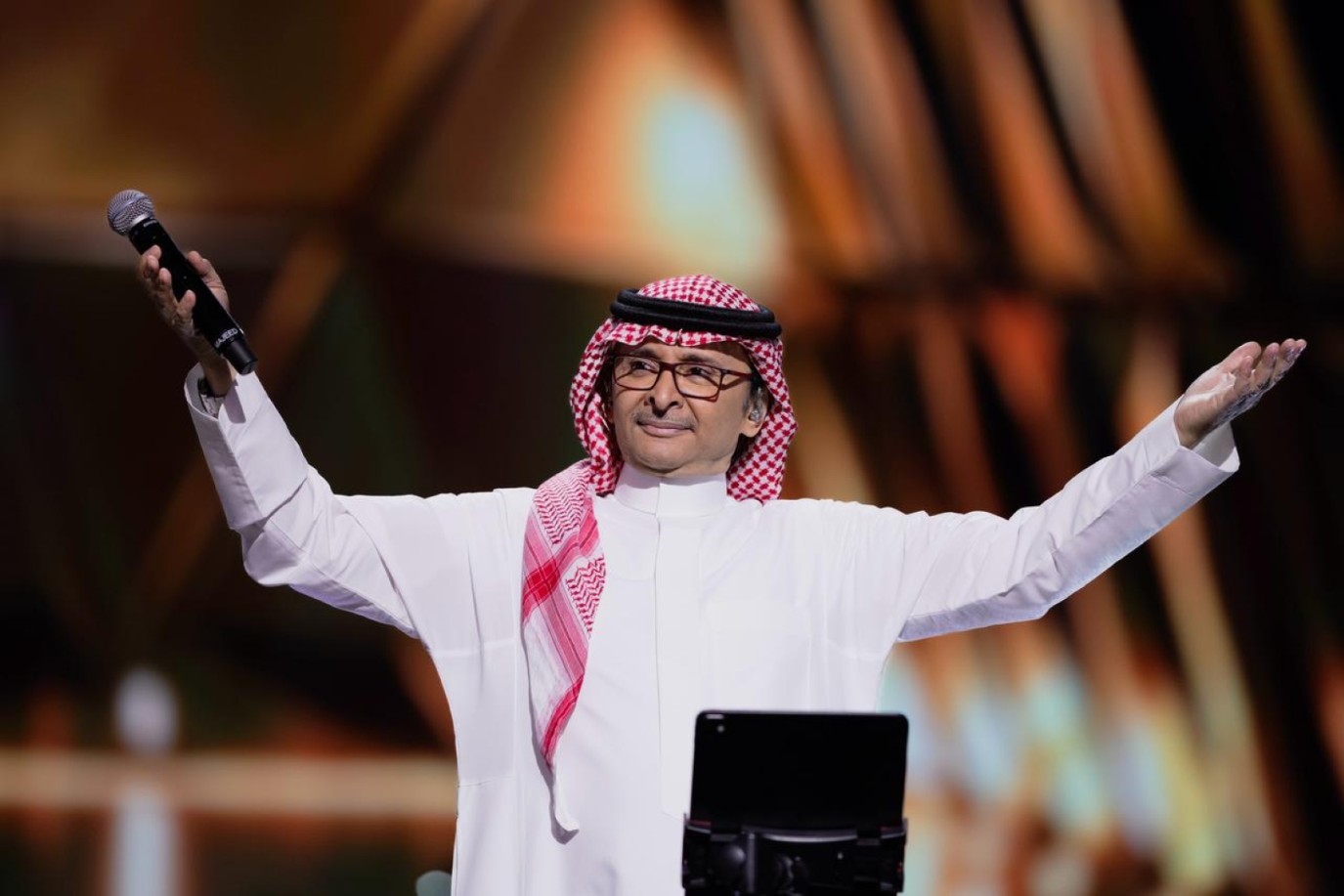 كيف زف عبدالمجيد عبدالله فرحته بانتظار قدوم حفيده بعد 4 أشهر بحفله بموسم الرياض؟