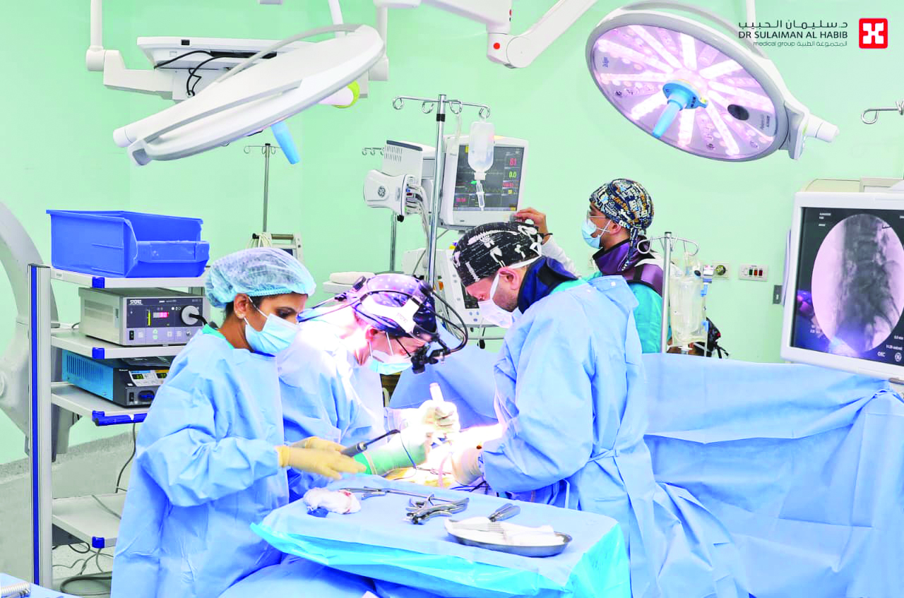 مجمــع الدكتــور سـليمـان الحبيب بالعليا ينهي معاناة مراجعة مع ورم متشعب ملاصق للرئة والقفص الصدري