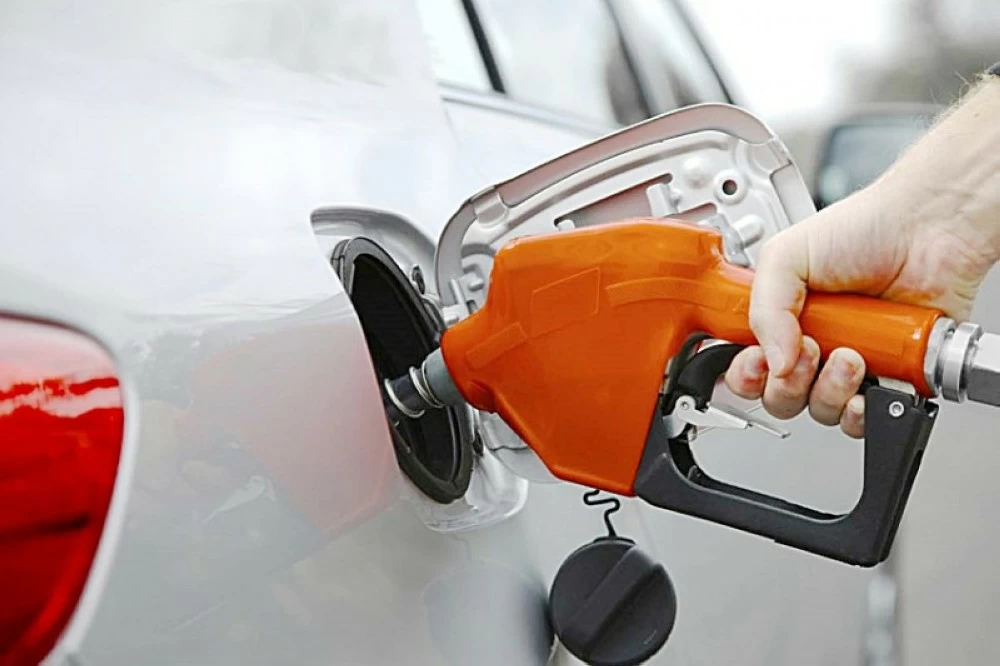 منع تعبئة الوقود للسيارات المخالفة للمسارات والممتنعة عن إطفاء المحرك -