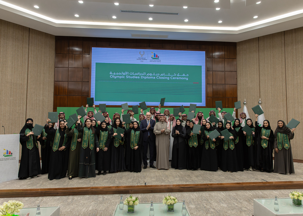 فهد بن جلوي يشهد تكريم خريجي دبلوم الدراسات الدولية