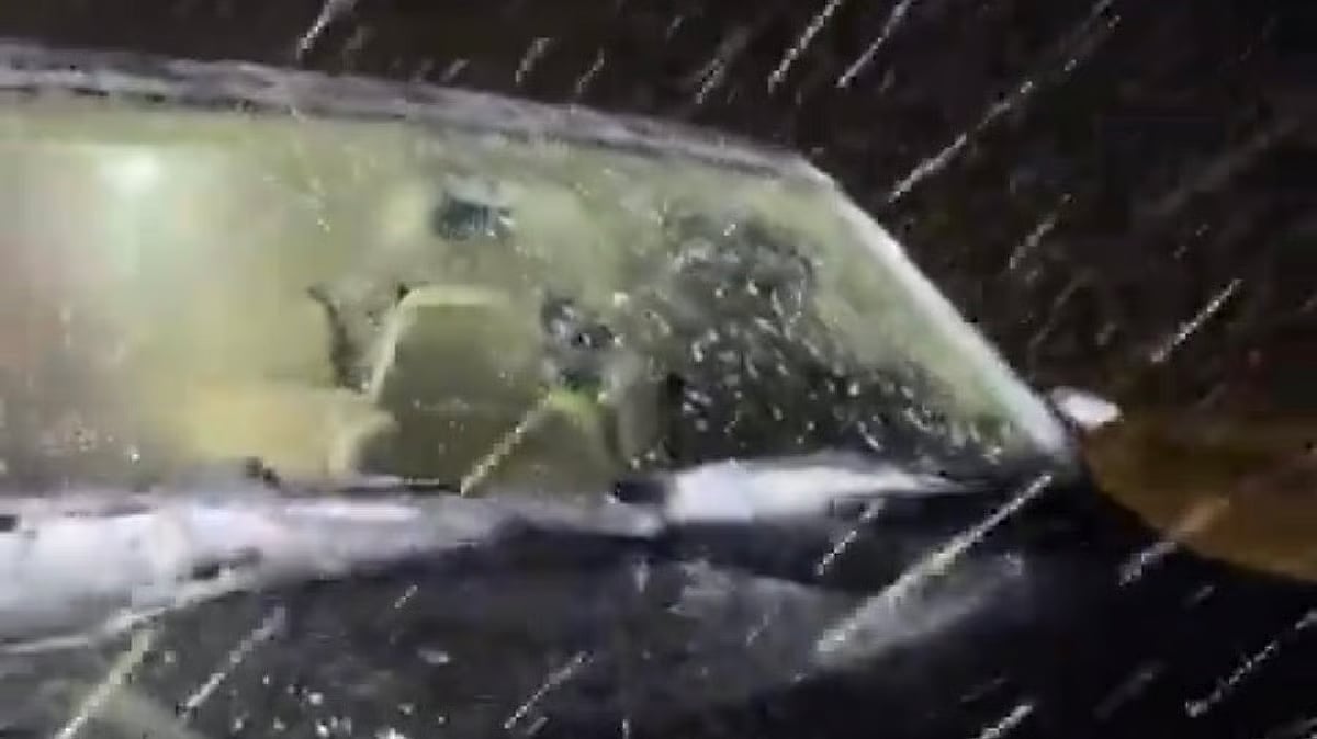 شاهد..قرية الصداعية جنوب حائل تكتسي بالبياض مع تساقط الثلوج