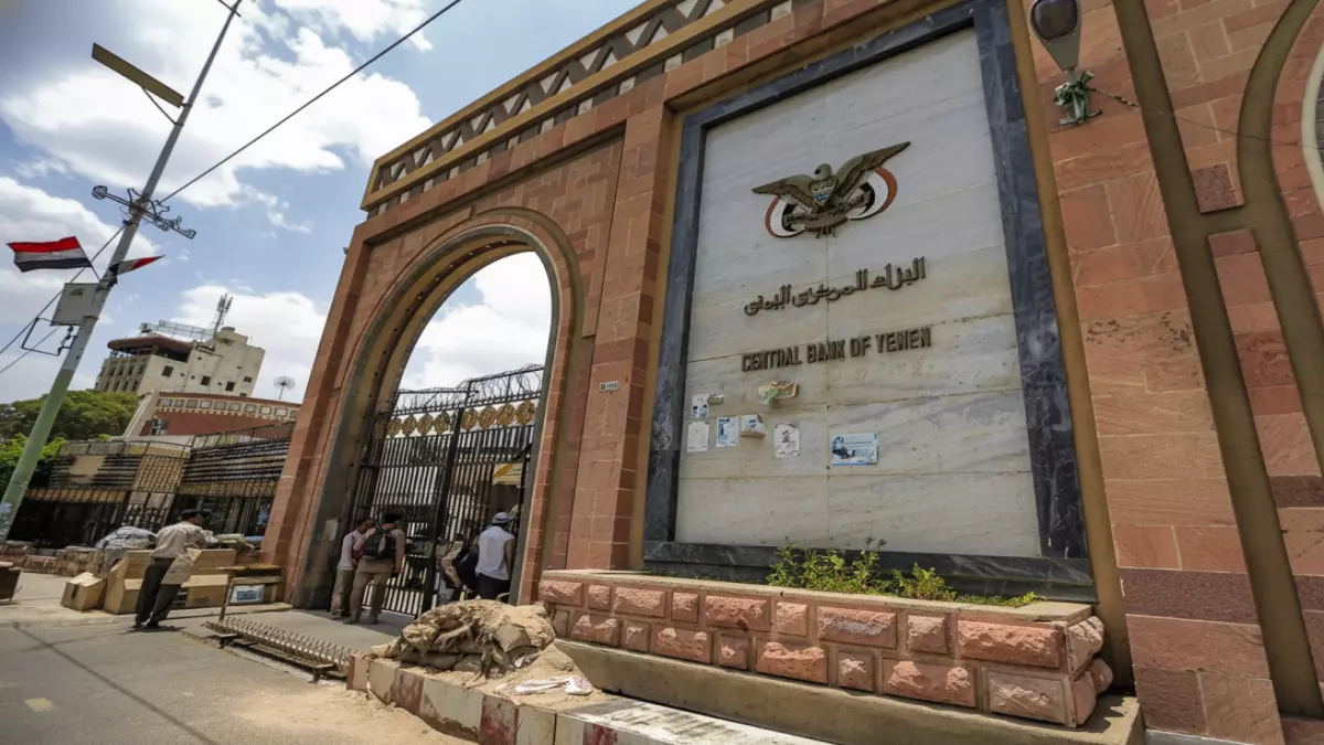 عاجل: 24 مليون يمني أمام كارثة.. البنك المركزي يحظر عملة 200 ريال خلال 48 ساعة أو فقدان المدخرات!