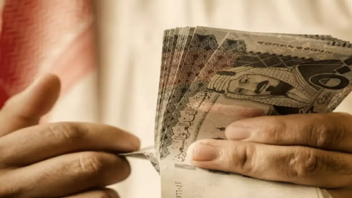 عاجل: البنك المركزي اليمني يفرض تسعيرة صادمة للريال السعودي.. 425 للشراء و428 للبيع أو سحب الترخيص!