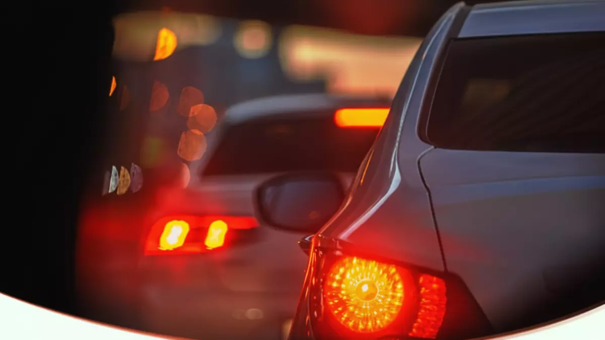 عاجل: المرور السعودي يكشف 5 حالات خطيرة تُجبرك على تخفيف السرعة فوراً... تجاهلها يعرضك للحوادث!