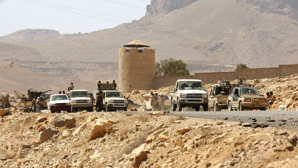 عاجل: مواجهة مكشوفة في اليمن... العليمي يأمر الانتقالي بالانسحاب والأخير يرفض ويعزز قواته!